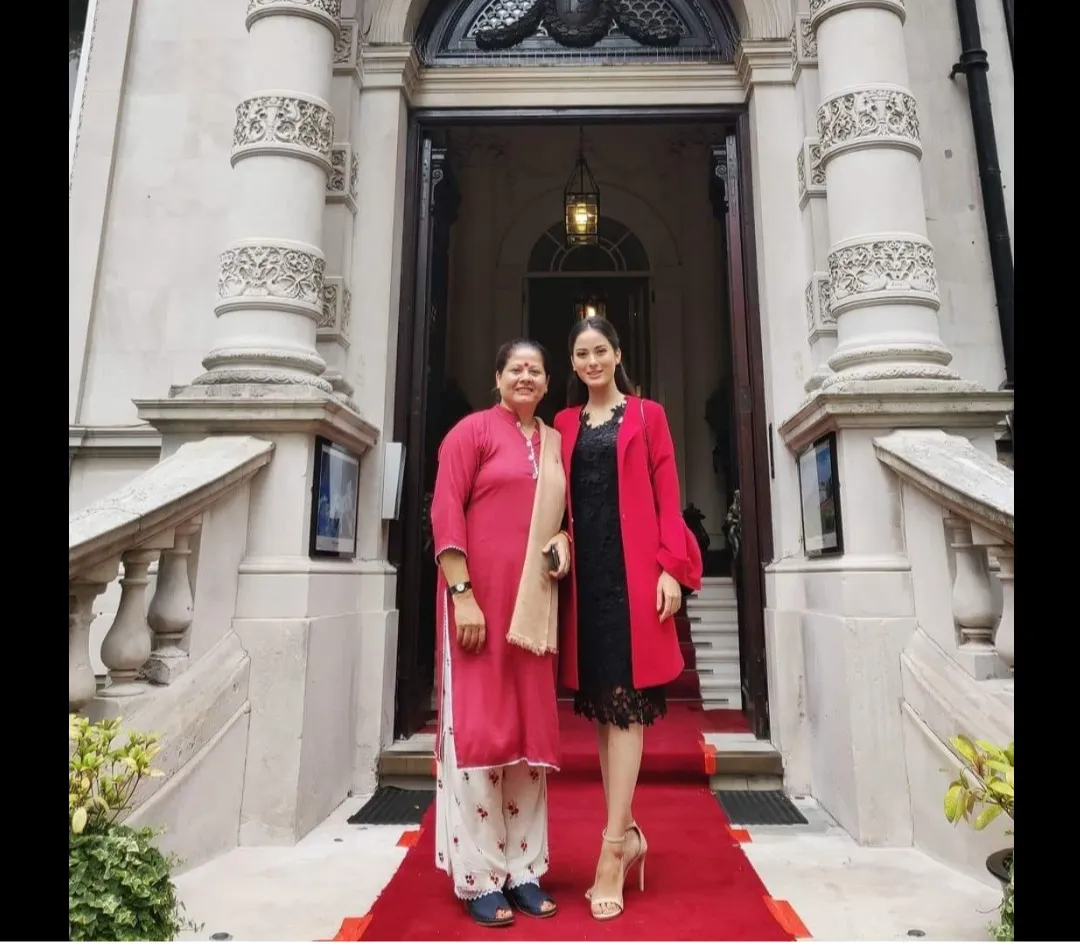 Miss World Nepal auf der Treppe der nepalesischen Botschaft